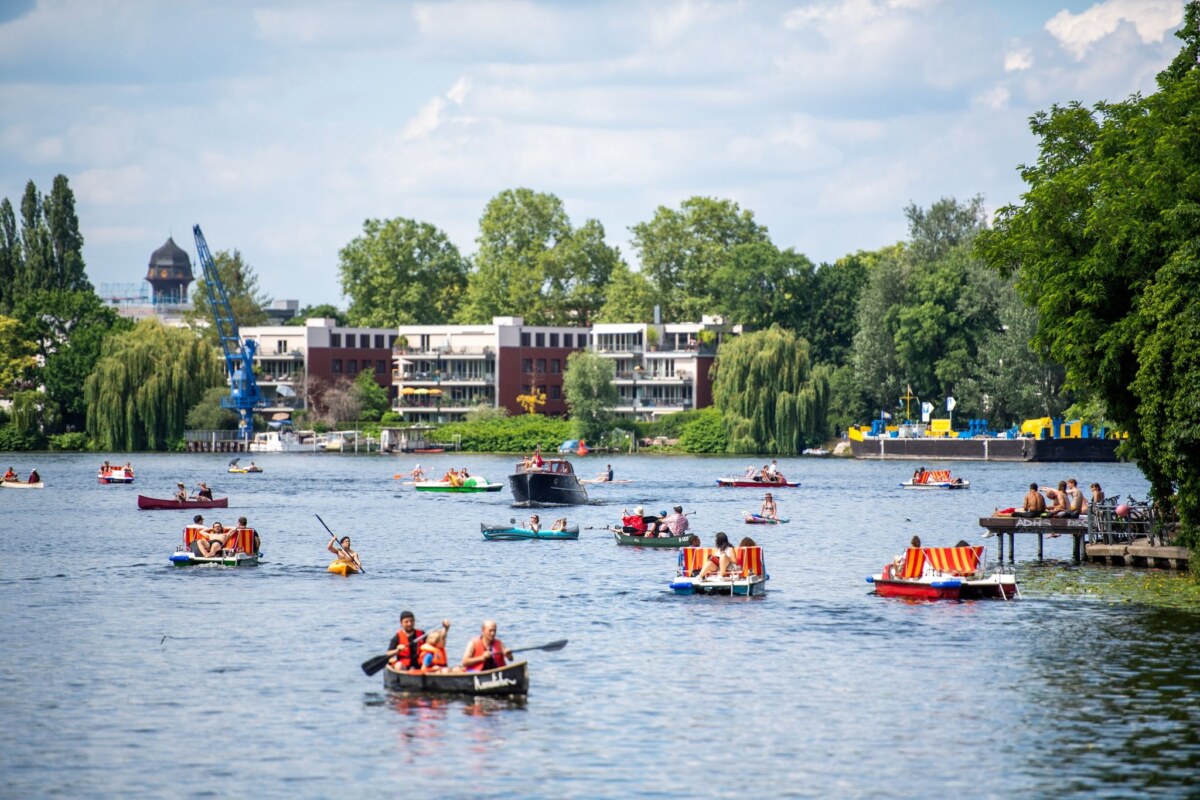 Paddelboote und Tretboote fahren auf der Spree im Juni 2021.