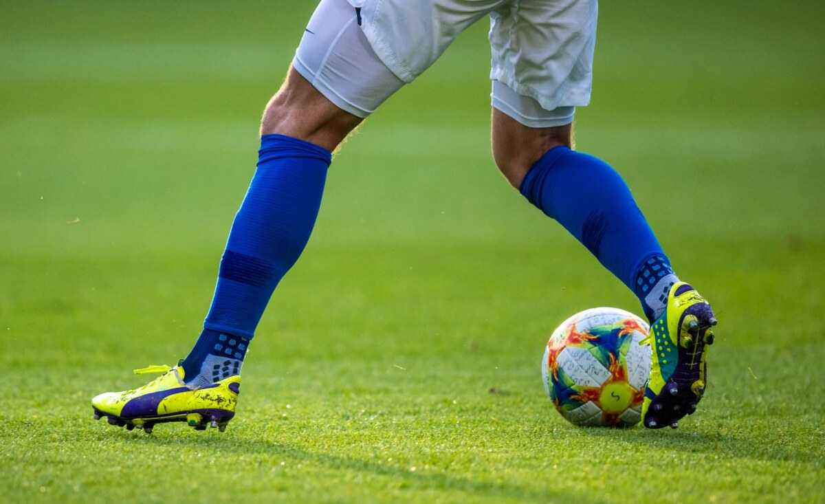 Ein Fußballspieler ist am Ball.