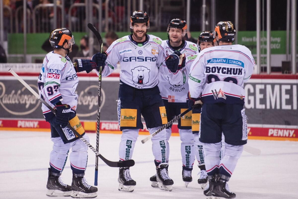 Berlins Spieler jubeln während eines Matches.