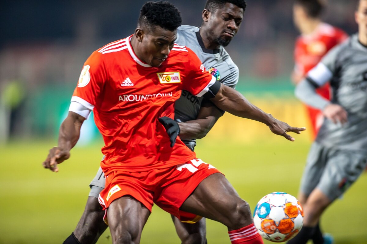 Berlins Taiwo Awoniyi (l) im Einsatz gegen Afeez Aremu vom FC St. Pauli. Foto: Andreas Gora/dpa