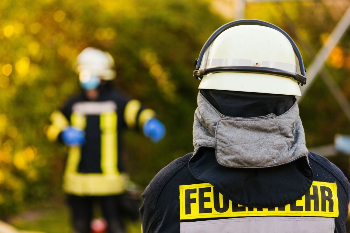 Einsatzkräfte der Feuerwehr in Schutzkleidung.