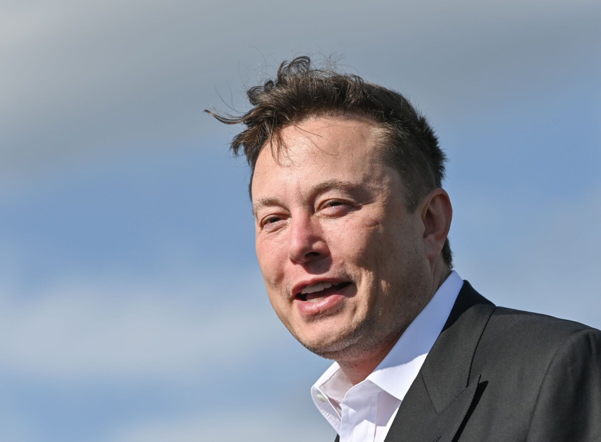 Elon Musk, Tesla-Chef, steht auf der Baustelle der Tesla Gigafactory.