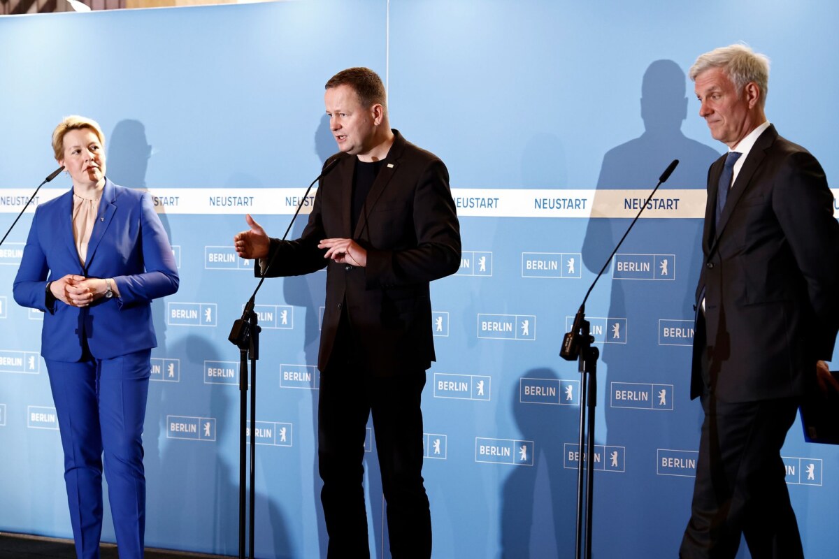 Bürgermeisterin Franziska Giffey (SPD, l), Kultursenator Klaus Lederer (Die Linke) undWirtschaftssenator Stephan Schwarz (parteilos, r).