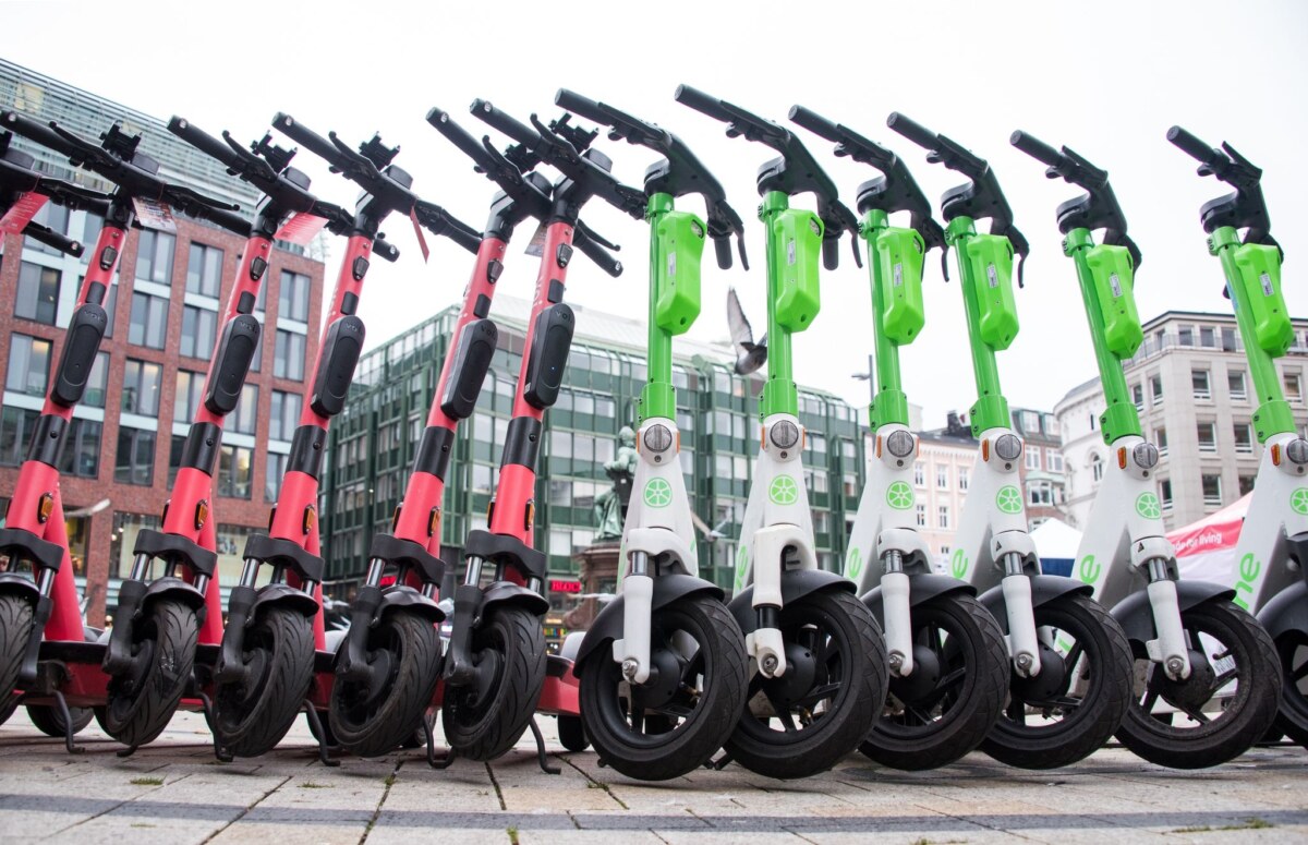 E-Scooter stehen nebeneinander.