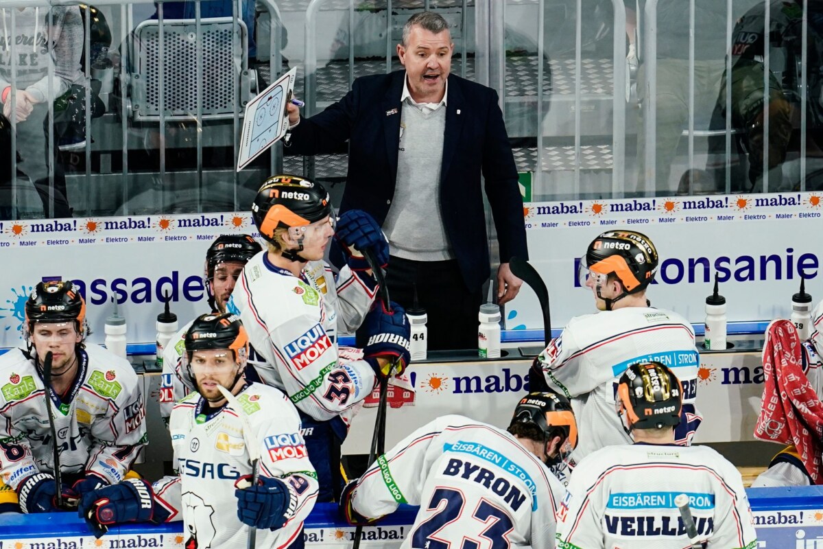 Berlins Trainer Serge Aubin gibt Anweisungen.
