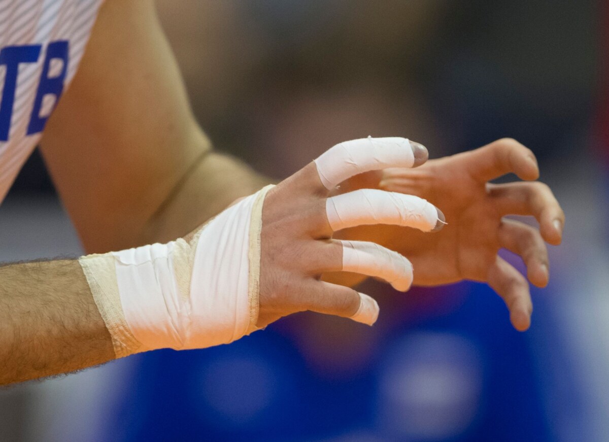 Ein Volleyballspieler geht in Position.