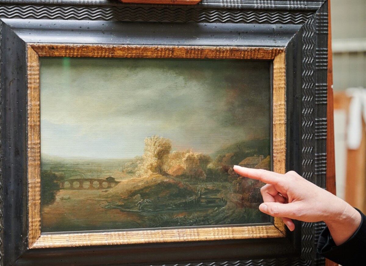 Das Gemälde «Landschaft mit Bogenbrücke» in der Restaurierungswerkstatt Gemäldegalerie. Foto: Annette Riedl/dpa