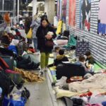 Geflüchtete Menschen aus der Ukraine am Hauptbahnhof in Warschau. Bild: IMAGO / newspix