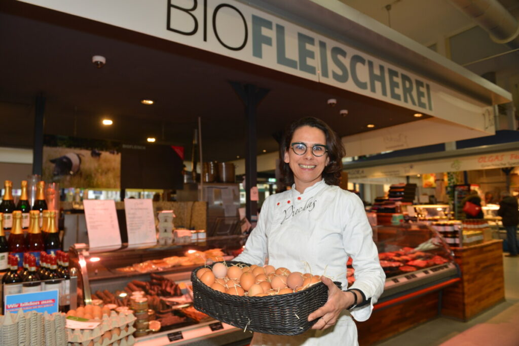 Ulrike Piechas an ihrem Stand in der Marheineke-Halle mit einem Korb voller Bio-Eier. Bild: Stefan Bartylla