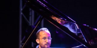 Igor Levit ist beim Benefizkonzert im Berliner Ensemble dabei. Bild. Jens Büttner/dpa