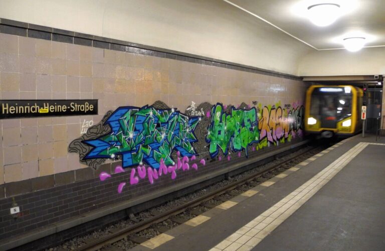 Der Täter soll am U-Bahnhof Heinrich-Heine-Straße zugestiegen sein. Bild: IMAGO/PEMAX