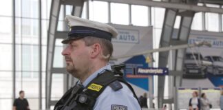 Polizist mit Bodycam auf der Schulter. Bild: IMAGO / Jürgen Heinrich