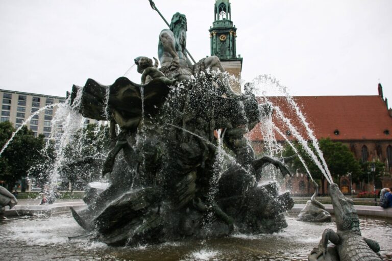Der Neptunbrunnen auf dem Alexanderplatz zu Fuße des Fernsehturms Hier wurde der erste Galgen Berli