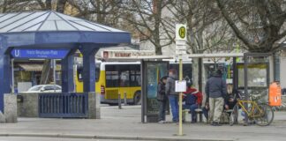 Eingang zum U-Bahnhof Franz-Neumann-Platz in Reinickendorf. Archivbild: IMAGO/Schöning