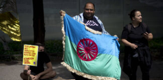 Die Flagge der Roma ist ein regelmäßiger Begleiter bei Demonstrationen von Sinti- und Roma-Initiativen. Bild: IMAGO/IPON