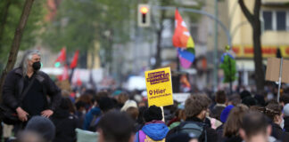 Demonstration zum revolutionären 1. Mai - Berlin, Deutschland, DEU, GER, 01.05.2021: Der Demonstrationszug der linksradi