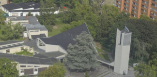 Spätestens Anfang 2023 ist der Abriss des in die Jahre gekommene Gemeindezentrums durch die Evangelische Kirchengemeinde geplant. Bild: IMAGO/Schöning