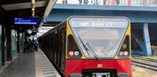 Ein Zug der Ringbahn am S-Bahnhof Hermannstraße in Neukölln. Bild: IMAGO/Rüdiger Wölk