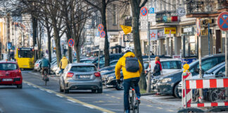 Der Senat will den Pop-up-Radweg in der Kantstraße verstetigen. Bild: IMAGO/Jürgen Ritter