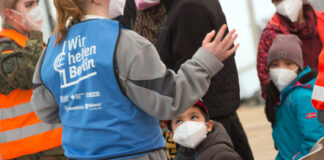 Ukrainische Kinder im Ankunftszentrum auf dem früheren Flughafen Tegel. Bild: IMAGO/Stefan Trappe