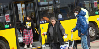 Flüchtinge können sich in Tegel direkt für Sozialleistungen registrieren lassen. Bild: IMAGO/ Stefan Trappe