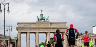 Um 10.05 Uhr starten die Läufer beim Halbmarathon in Berlin. Bild: IMAGO / camera4+