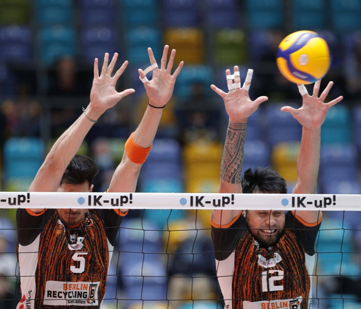 Deutschland - Hessen - Frankfurt / Volleyball 1. Bundesliga - Herren Saison 2021/2022 - Halbfinale Playoff / 02.04.2022 Die Berlin Volleys haben im Halbfinale um die deutsche Volleyball-Meisterschaft einen unerwarteten Dämpfer erhalten. Das Team von Trainer Cedric Enard verlor am Samstag bei den United Volleys Frankfurt nach einer durchwachsenen Leistung verdient mit 2:3. Bild: IMAGO/Marcel Lorenz