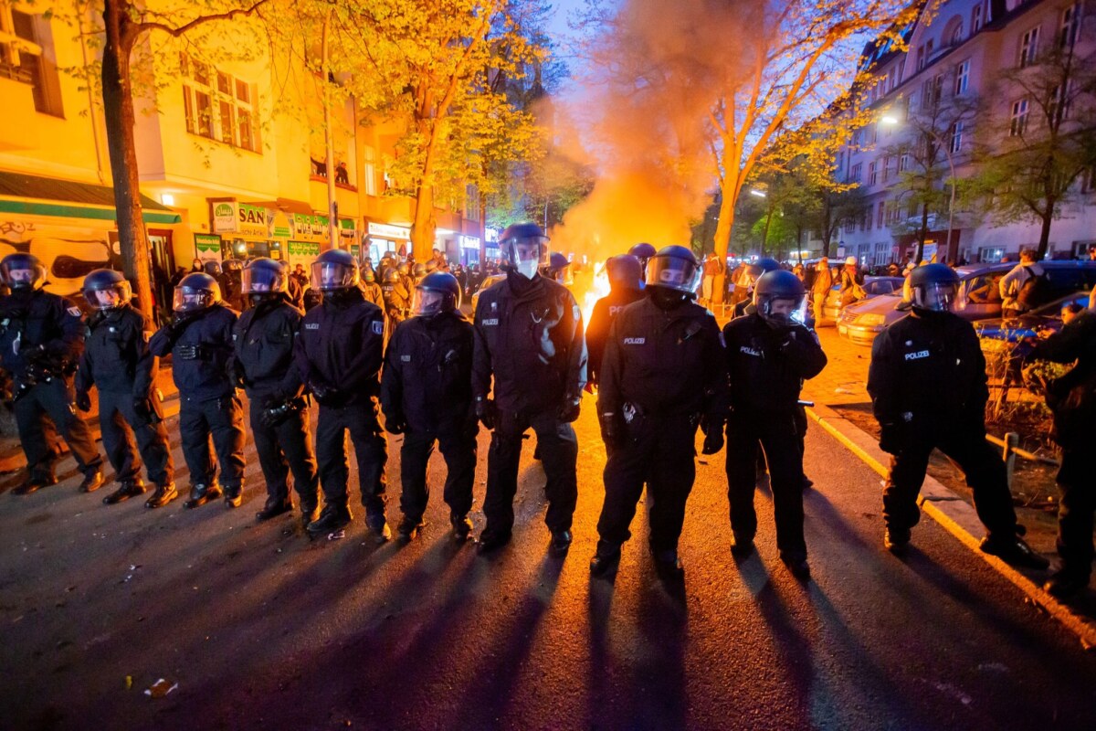 Polizisten sind am 1. Mai 2021 am Rande eines Demonstration linker und linksradikaler Gruppen im Einsatz.