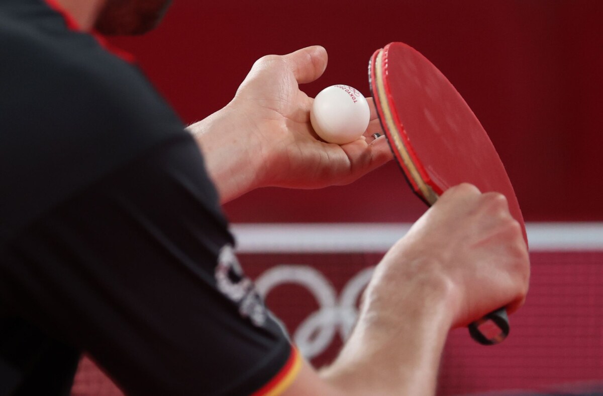 Eine Tischtennisspielerin schlägt den Ball auf.
