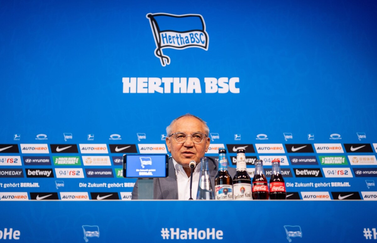 Felix Magath, Trainer von Hertha BSC, spricht während einer Pressekonferenz.