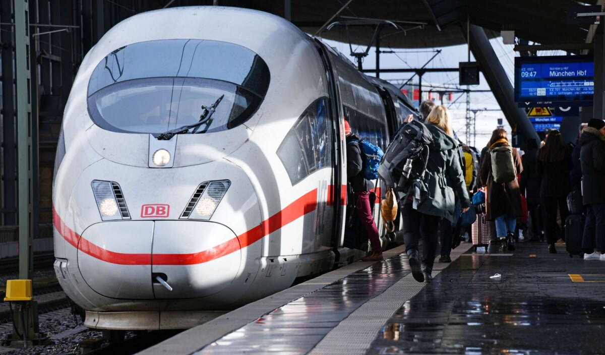 ICE Ein ICE steht an einem Bahnhof.