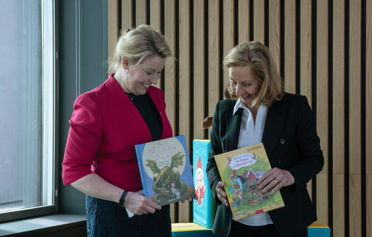 Patricia Schlesinger (r), Intendantin des rbb, und Berlins Regierende Bürgermeisterin Franziska Giffey (SPD).