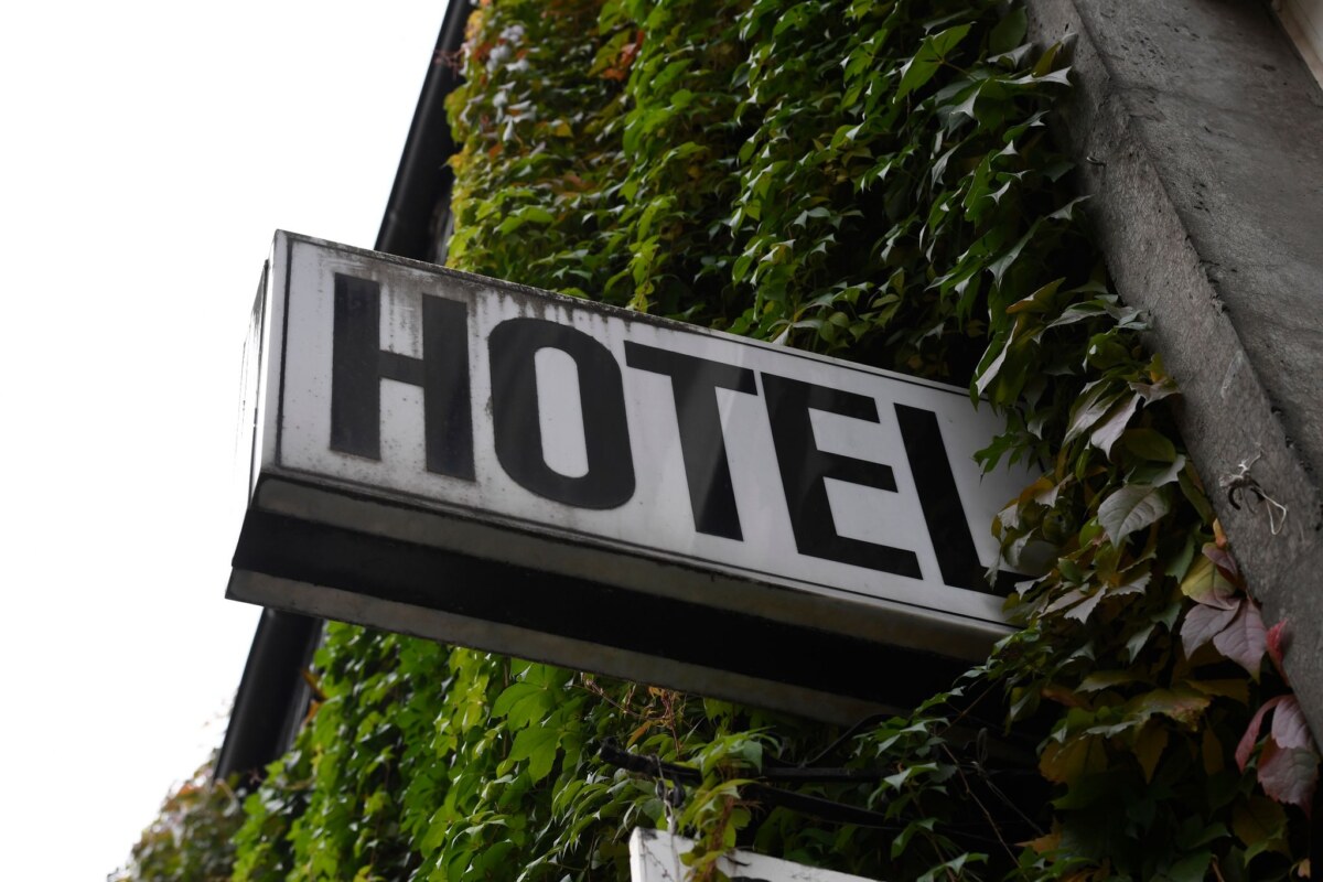 Restaurants und Hotels erwarten eine positive Entwicklung nach dem Wegfall der Corona-Maßnahmen. Foto: Roberto Pfeil/dpa/Symbolbild