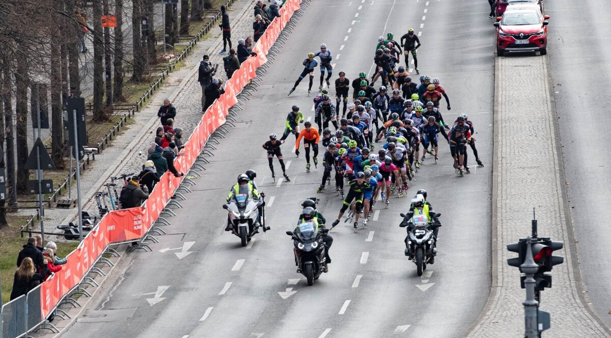 Wegen des Halbmarathons wurde die STraße des 17. Juni gesperrt. Foto: Paul Zinken/dpa