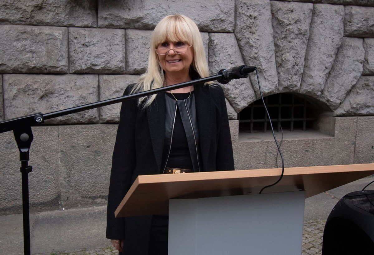 Iris Spranger spricht bei einem Pressetermin vor ihrem Dienstsitz.