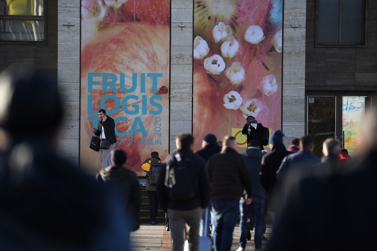 Besucher gehen zum Messegebäude, in dem die Fruit Logistica stattfindet.