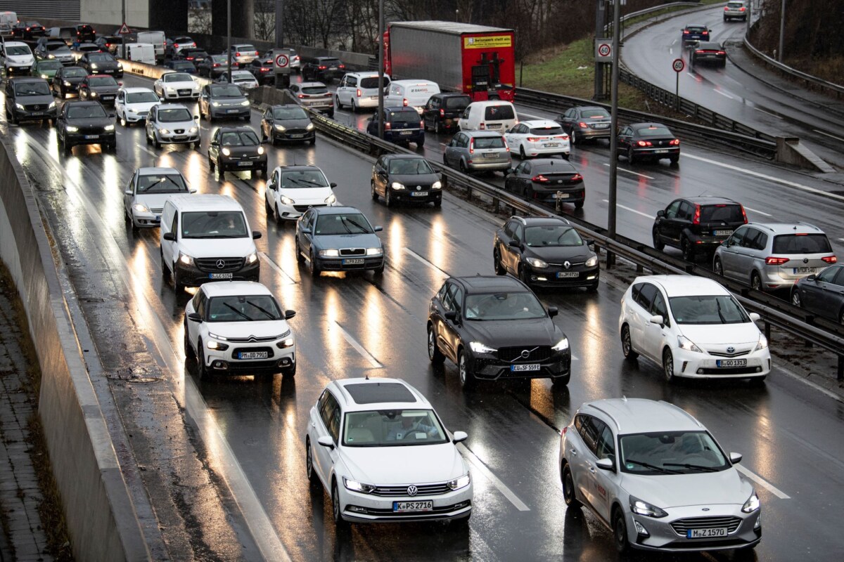 Fahrzeuge stauen sich auf einer Autobahn.