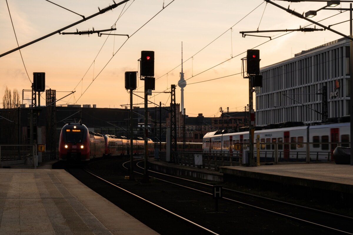 Züge fahren fahren über die Humboldthafenbrücke in den Berliner Hauptbahnhof.