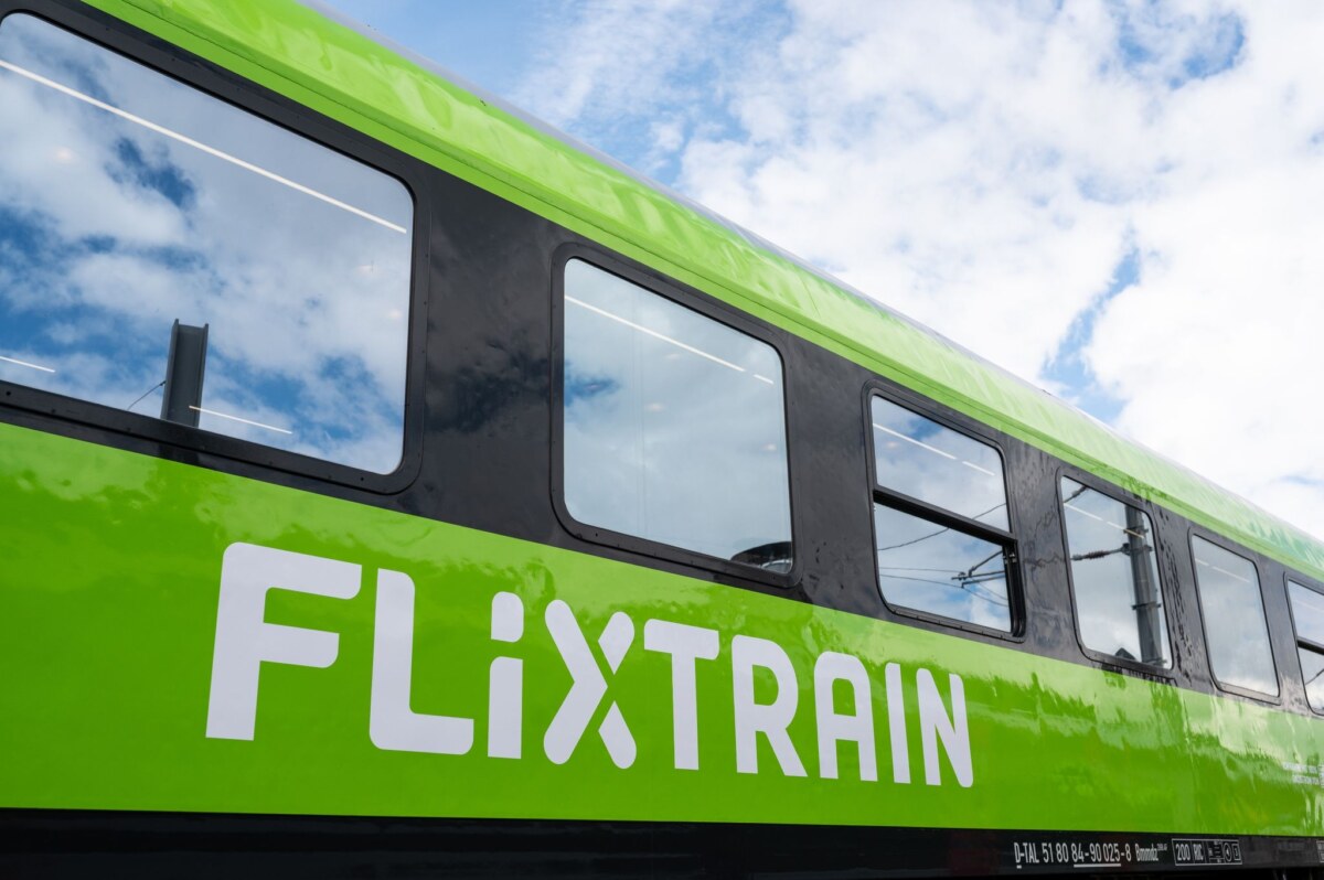 Ein Großraumwagen des Unternehmens Flixtrain.
