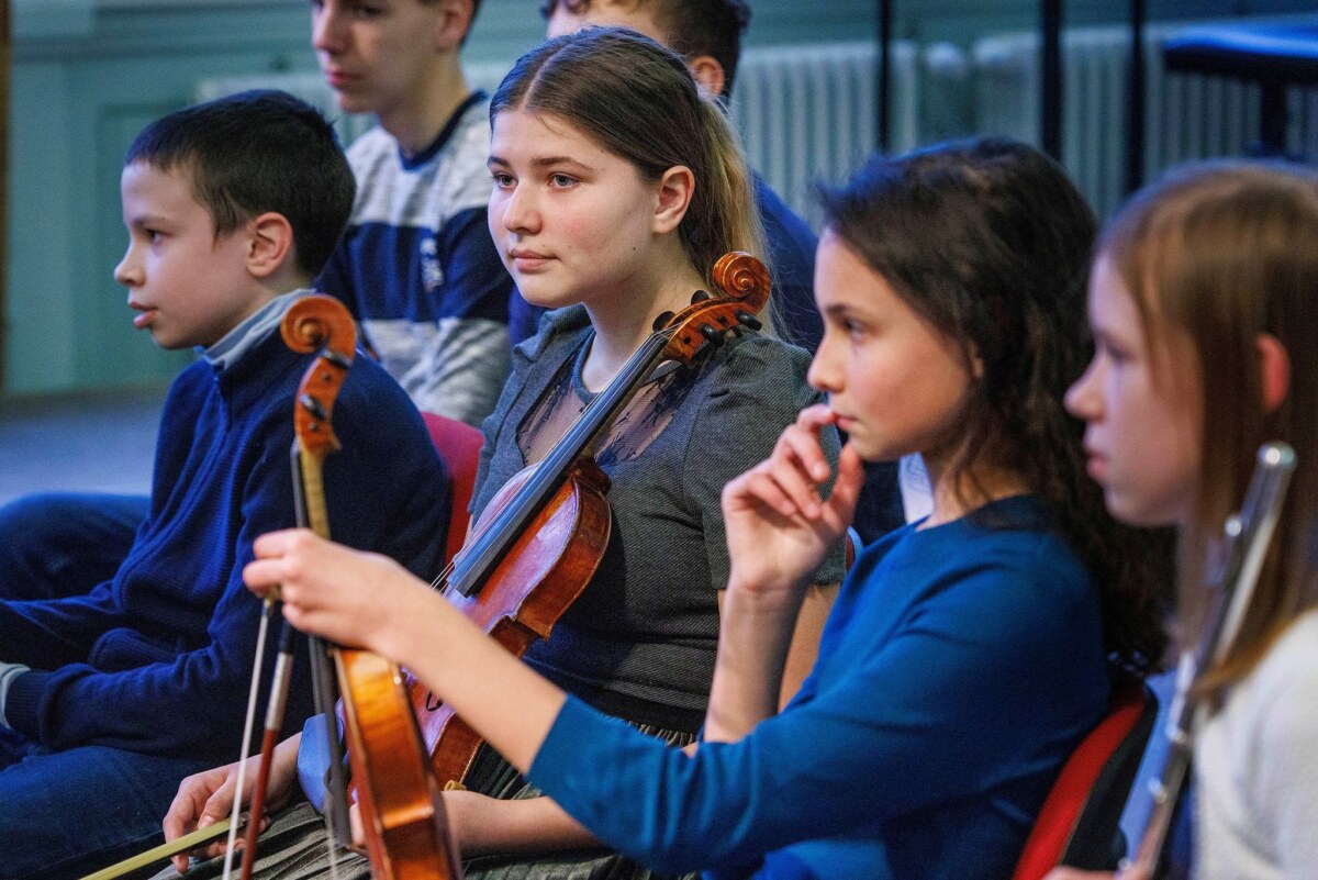 Begabte ukrainische Kinder lernen auch an deutschen Musikschulen. Foto: Carsten Koall/dpa