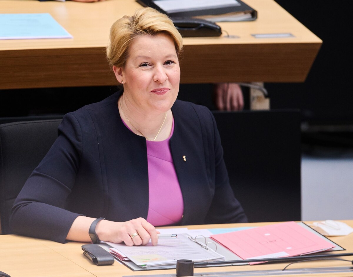 Franziska Giffey lässt sich in einem gepanzerten Mercedes mit Verbrennermotor chauffieren. Foto: Annette Riedl/dpa
