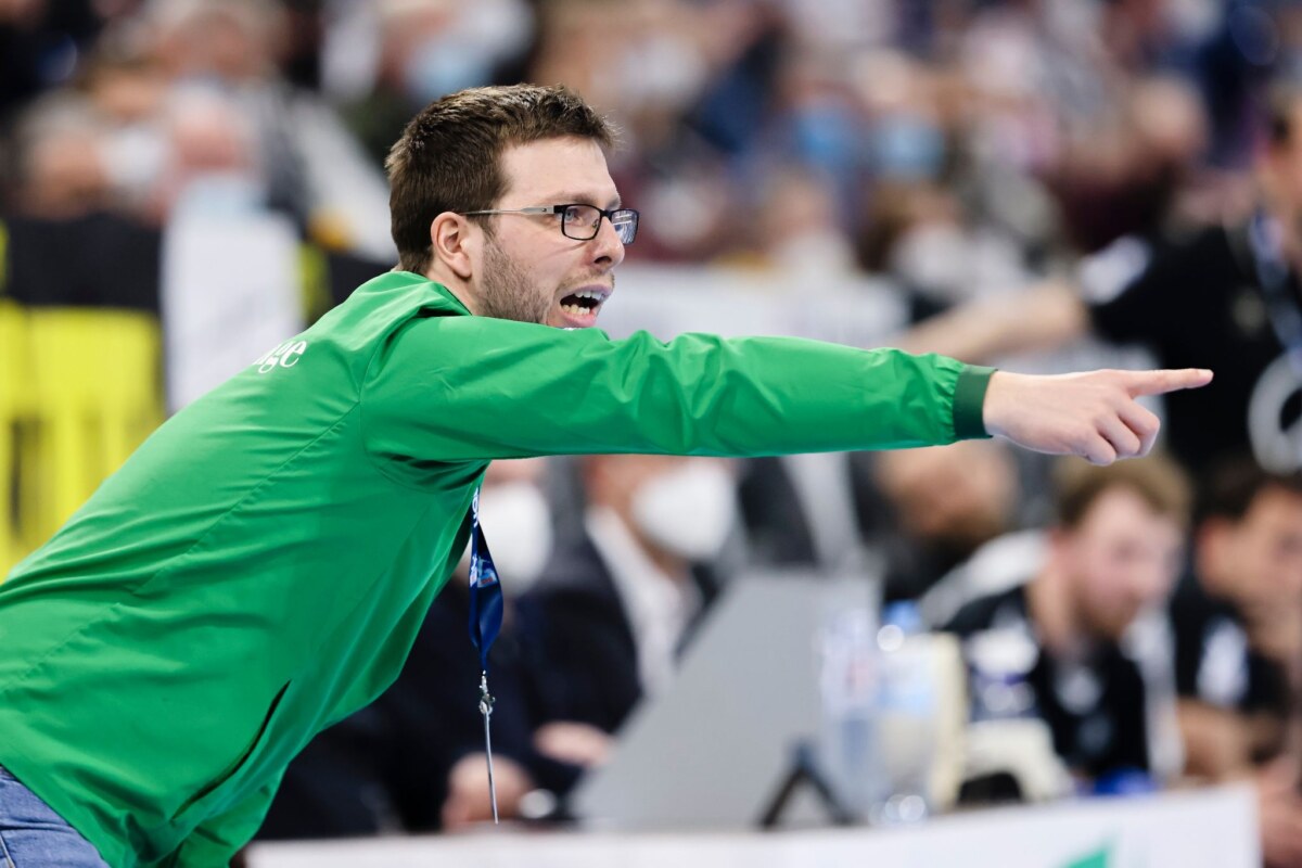 Berlins Trainer Jaron Siewert steht am Spielfeldrand.
