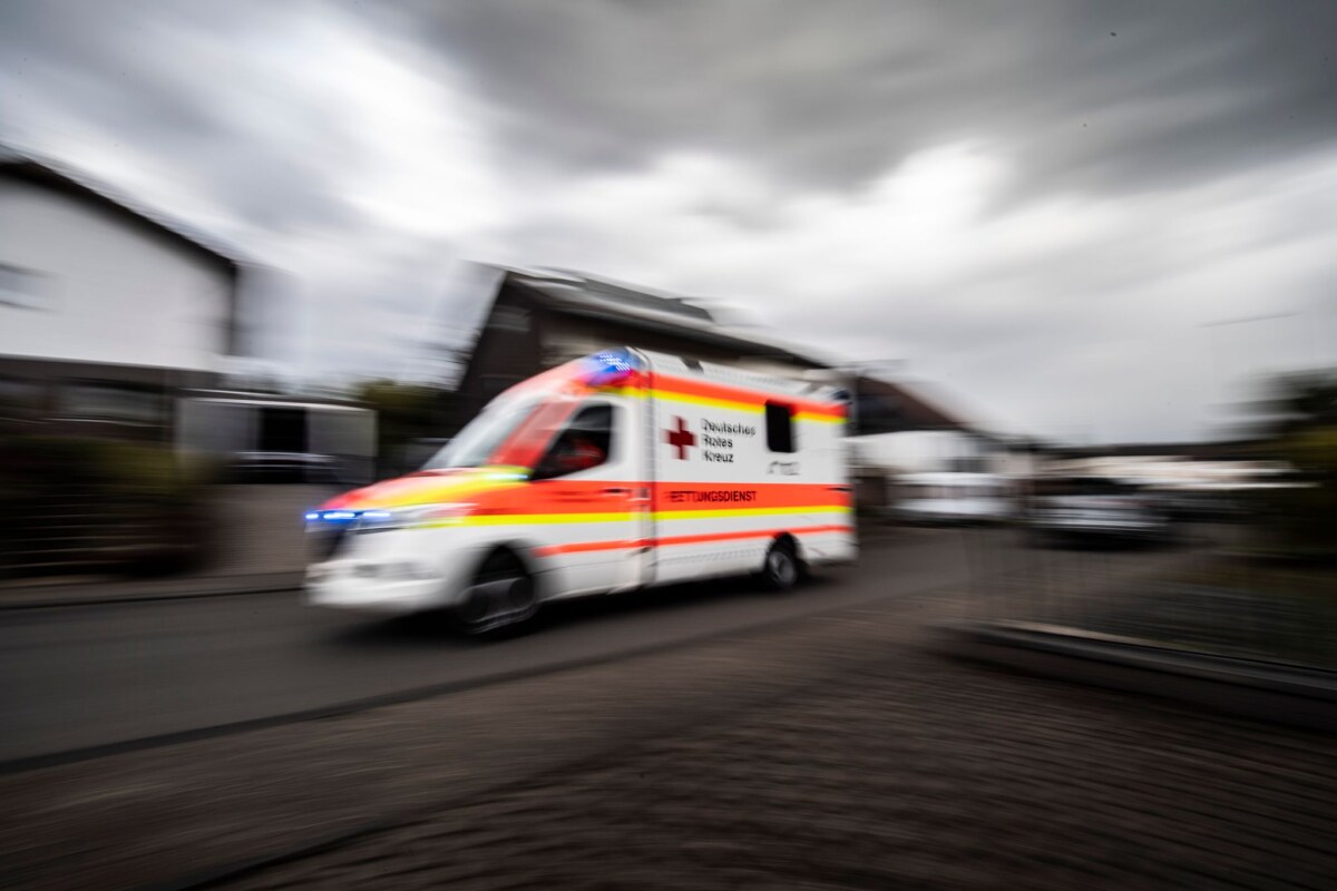 Ein Rettungswagen fährt über die Straße.