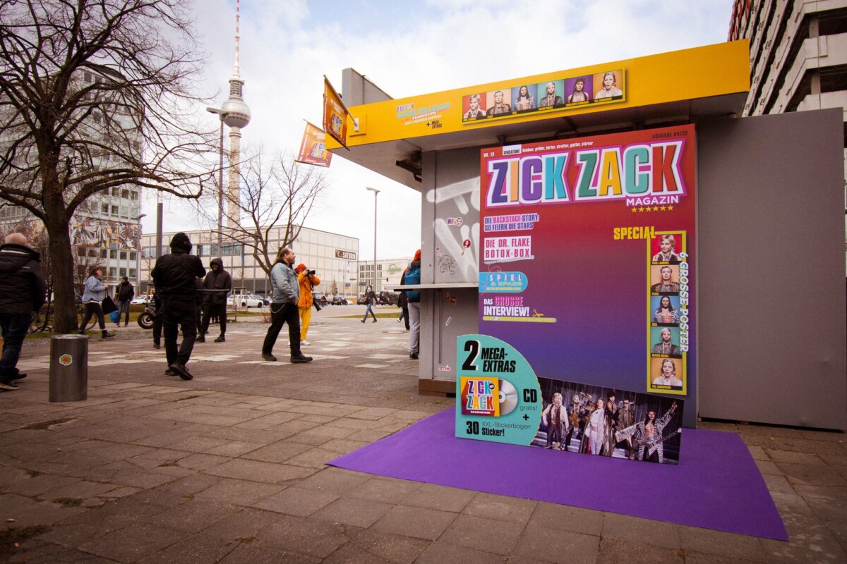 «Zick Zack» steht in Großbuchstaben am temporären Kiosk von Rammstein unweit des Alexanderplatzes.