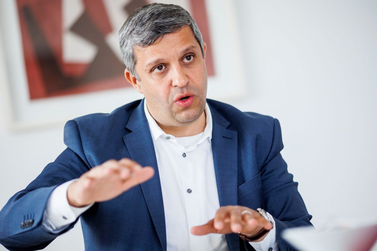 Raed Saleh bei einem Interview mit Redakteuren der Deutschen Presse Agentur (DPA) im Kurt-Schuhmacher-Haus.