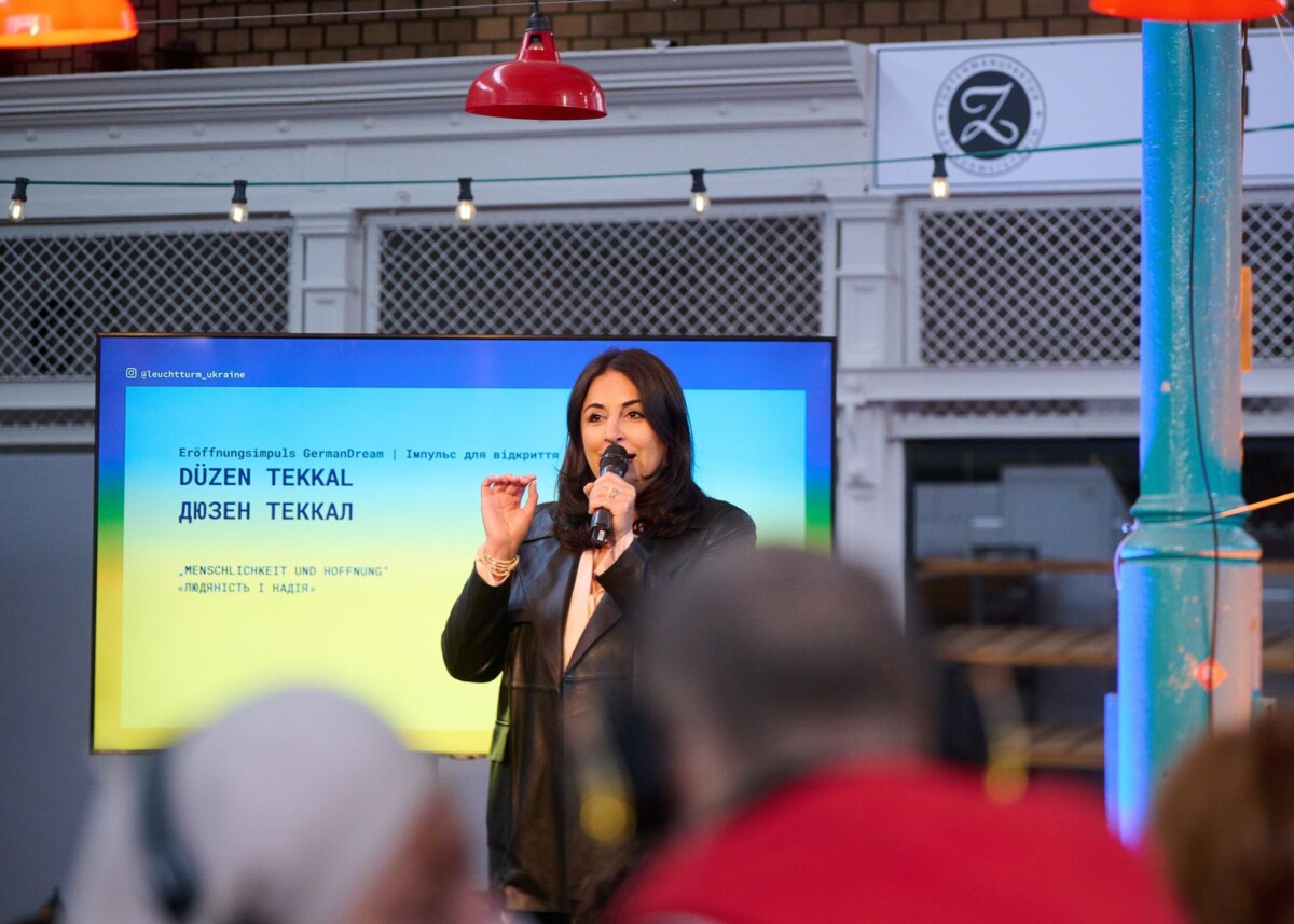 Düzen Tekkal, Fernsehjournalistin und Kriegsberichterstatterin, spricht auf der Bühne in der Markthalle Neun.