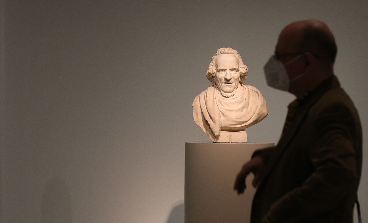 Ein Mann geht durch die Ausstellung „Wir träumten von nichts als Aufklärung - Moses Mendelssohn"“.