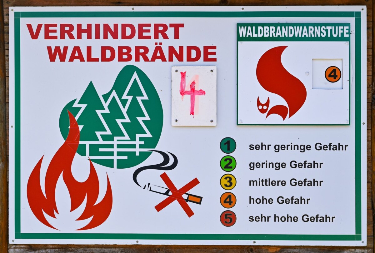 Ein Schild mit der Aufschrift «Verhindert Waldbrände» zeigt die Waldbrandwarnstufe 4 an.