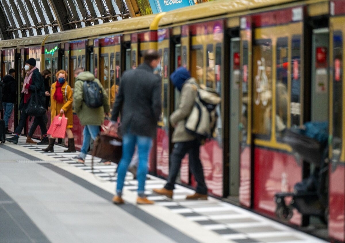 Das 9-Euro-Ticket soll sowohl digital über die Apps der Verkehrsunternehmen als auch am Automaten und in Verkaufsstellen zu haben sein. Bild: Monika Skolimowska/dpa-Zentralbild/dpa/Symbolbild