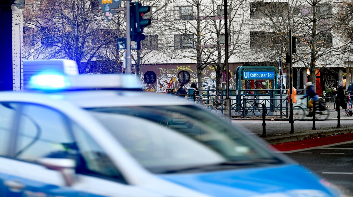 Geplant ist die neue Polizeiwache ab Anfang 2023 in dem Hochhaus, das über der Adalbertstraße am Kottbusser Tor steht. Bild: Philipp Znidar/dpa/Archivbild